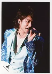 【中古】生写真(ジャニーズ) 嵐/櫻井翔/ライブフォト・上半身・ジャケット青・シャツ水色・左手マイク・目線右・背景黒/公式生写真