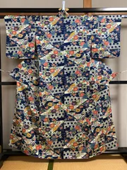 1019B【アンティーク着物??】女性用 紺色中心の総柄 古典柄 縮緬 ？小紋？ 花柄・亀甲文様 華やか リメイク素材にも