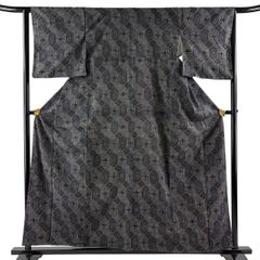 【美品】 紬 身丈159.5cm 裄丈64cm M 袷 亀甲 幾何学模様 黒灰 正絹 優品 【中古】