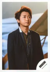 【中古】生写真(ジャニーズ) 嵐/大野智/上半身・衣装紺・体やや右向き/「つなぐ」PV＆ジャケ写撮影オフショット/公式生写真