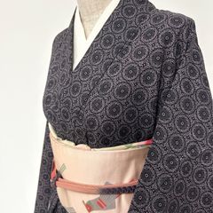 P/アンティーク着物/袷/身丈144/ピンク地に黒の幾何学模様・小紋・可愛い・昭和レトロ・大正ロマン