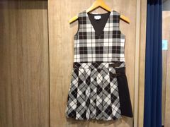 M08　ケイトスペード  　ニューヨーク　kate spade new york　女の子　ジュニア　140ｃｍ　ワンピース　チェック　 ジャンパスカート　ブラウン