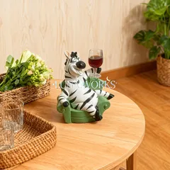 置物 オブジェ ガーデンオーナメント ソファに座ってワインを飲んでいるシマウマ しまうま 屋外 屋内 インテリア 玄関 リビング ダイニング 装飾 庭 ガーデニング 装飾 ガーデン 樹脂 可愛い ギフト インテリア用品 贈り物 雑貨 ミニサイズ