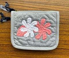 在庫一掃セール【正規品】パスポートケース 　ガーデニア（グレー（グレイ））ハワイアンキルト トラベルポーチ