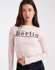 デイジーストリート レディース トップス Tシャツ リブ グラフィック Daisy Street long sleeve ribbed top with berlin graphic PINK ピンク