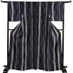 【美品】 小紋 身丈165.5cm 裄丈66cm M 袷 花びら 縞 墨色 正絹 秀品 【中古】