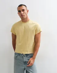 リクレイム ヴィンテージ メンズ トップス Tシャツ クロップド Reclaimed Vintage slim cropped boxy oversized tshirt in mustard マスタ