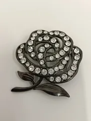 【中古品】 薔薇バラモチーフ ストーン付き ブローチ 黒ブラック ファッション小物 アクセサリー 現状品