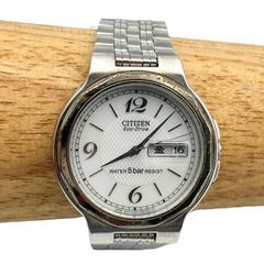 稼働 シチズン エコドライブ E100-K003334 CK ソーラー 3針 QZ 腕時計 デイデイト シルバー文字盤 CITIZEN Eco-drive クォーツ アナログ ラウンド 【ca6】