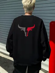 【送料無料】ツートンブルヘッドバックプリントロンTシャツ グレーとレッドに割れたシンプルな雄牛ロゴ ストリート好き必見！さりげないスポーティーさがおしゃれ 秋のデイリー使いに最適 ホワイト・ブラック全2色 新品 男女兼用 メンズ&レディース