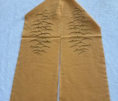 半襟　落ち着いた山吹色・金茶色系の縮緬 松葉文様の刺繍　ポリエステル　小紋　色無地　和装小物