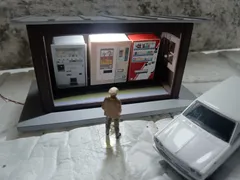 【HOゲージ・ストラクチャー】 『3台の自動販売機　木造小屋』（照明付）着色　完成品