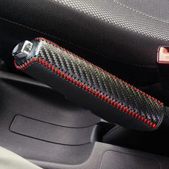 【新品】 本革 パーキングブレーキカバー 触感快適 汎用タイプ ハンドブレーキ専用 車内インテリア 防滑加工 耐久性 (カーボン調 黒革＋赤糸)