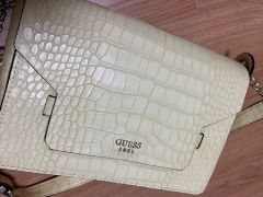 GUESS レモン カラー チェーン ストラップ ショルダーバッグ