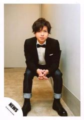【中古】生写真(ジャニーズ) NEWS/加藤シゲアキ/全身・座り・衣装黒・白・蝶ネクタイ・両手組み・背景白/アルバム「QUARTETTO」ジャケ写撮影/公式生写真