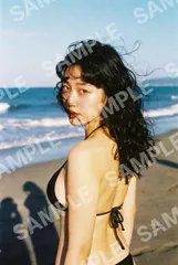 【アートポスター】黒髪美女 海辺 ビキニ 振り返り 笑顔 夏の日差し 爽やか #X146E