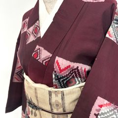 P1 アンティーク着物 袷 身丈143 エンジ地に菱形、幾何学絣模様・銘仙・可愛い・大正ロマン・昭和 레트로