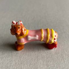 ダックスフンドのフェーブ（フリル×ボーン）／犬／フランス雑貨／陶器ミニチュア／ブロカント／ヴィンテージ／蚤の市／幸運の小さな陶器
