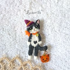 <再販> 猫刺繍　ハロウィン猫ちゃんブローチ　ハチワレ白黒猫