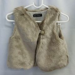 BeBe　べべ　フェイクファーベスト　キッズ　ベージュ　Sサイズ　〇◇・◇〇