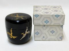 D503【茶道具】黒塗 鳳凰蒔絵 棗 木製 漆器 薄茶器 なつめ 径6.7cm 高さ7cm 紙箱付
