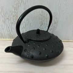 南部鉄器 鉄瓶 あられ模様 鬼あられ 急須 白湯 鉄分補給 伝統工芸品 刻印あり 丸あられ 茶こし付き 《L》