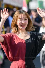 【アートポスター】清楚な美人ショートヘア笑顔、屋外イベント、赤黒、自然光、ポートレート #X3044