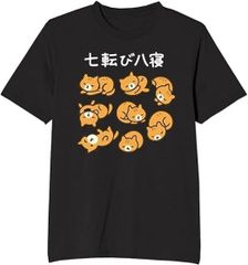 「七転び八寝」猫プリントTシャツ 綿100％ 半袖 ブラック クルーネック 茶トラ 眠る猫 8匹の猫 猫イラスト 文字プリント おもしろTシャツ かわいい 個性的 カジュアル 普段着 お出かけ 部屋着 猫好き 誕生日プレゼント ギフト