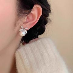 ピアス レディース シルバー リボン パール風 真珠風 リボンモチーフ ビジュー ラインストーン キラキラ リボンピアス パール風ピアス 揺れるピアス 上品 大人可愛い 華やか 高見え エレガント  記念日 誕生日 プレゼント ギフト対応 BOX包装