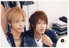 【中古】生写真(ジャニーズ) KAT-TUN/上田竜也・赤西仁/横型・バストアップ・上田目線右・赤西左手綿棒/公式生写真