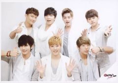 【中古】生写真(男性) U-KISS/集合(7人)/横型・衣装白・グレー・前列3人・センターケビン・両手上げ・フン・キソプ親指立て・背景白・ロゴ「KISS me JAPAN」/公式生写真