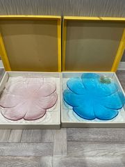 【昭和レトロ】カメイガラス 花型 ガラス大皿 2枚セット（ピンク・ブルー） 箱付き