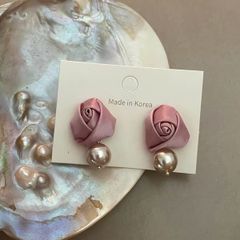 ピアス レディース ピンク くすみピンク ローズ 薔薇 バラ 花 フラワー 立体 パール風 真珠風 ボール 小ぶり 上品 高見え 大人可愛い フェミニン エレガント ガーリー 通勤 デート 女子会 結婚式 記念日 誕生日 プレゼント ギフト対応 BOX包装