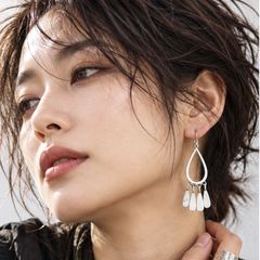 ピアス レディース シルバー ドロップピアス しずく型 ティアドロップ フックピアス 揺れるピアス ロングピアス ピアス レトロ ボヘミアン 個性的 モード系 マットシルバー メタルピアス フリンジ チャーム 大人カジュアル おしゃれ 存在感 シンプル 韓国風