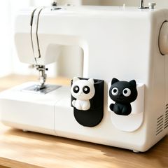 【2個セット】猫型収納ボックス 子猫付き デスクトップオーガナイザー プラスチック製 多機能整理 小物入れ ハサミペン収納 オフィス/デスク/クラフトルームに最適 猫好きギフト