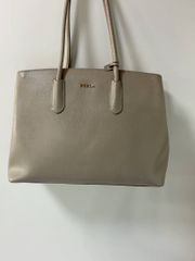 フルラ 本革 トートバッグ グレージュ ロゴチャーム付き 肩掛け