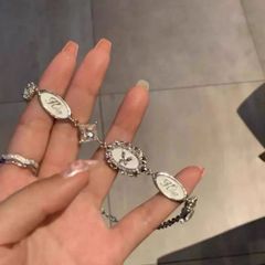ブレスレット レディース シルバー アンティーク調 オーバル 英字 モチーフ ビジュー キラキラ クリスタル風 ブラック ビーズ ヴィンテージ レトロ クラシカル 個性的 華やか 上品 高見えおしゃれ デート 結婚式 誕生日 プレゼント ギフト対応 BOX包装