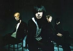 【中古】生写真(男性) Plastic Tree/集合(4人)/横型・衣装黒・座り・背景黒/公式生写真