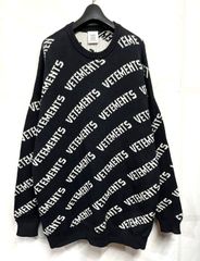 VETEMENTS｜ヴェトモン GLITTER MONOGRAM KNITTED JUMPER ジャガードロゴニット
