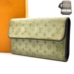 【愛らしさと機能の調和】　Louis Vuitton　長財布 モノグラムミニ ポルトトレゾールインターナショナル 三つ折り　グリーン