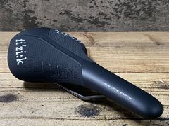KQ629 フィジーク fizik ARIONE R3 サドル 黒 kium 150mm