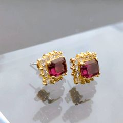 【レッドストーンモチーフ】スタッドピアス ラインストーン付き ゴールド パープル 華やか レディース
