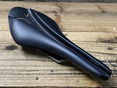 KO601 フィジーク fizik アリオネ ARIONE R3 VERSUS evo サドル 黒 kium