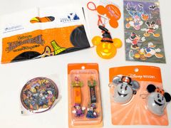 ディズニー ハロウィングッズ 6点セット  ショッパー/2009 ライトストラップ/香港ディズニー クリアステッカー/ 2009 缶バッジ/2009 ペアストラップ /2007 ライティングバッジ