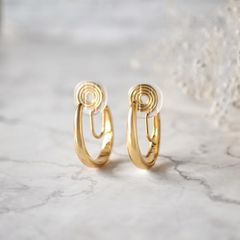 ピアスに見えるイヤリング！大きめフープイヤリング  秋　冬　ギフト　メンズノンホールピアス