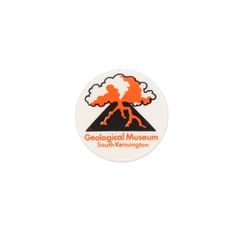 噴火する火山 Geological Museum 地質博物館 ヴィンテージ 缶バッジ 缶バッチ イギリス・輸入雑貨 ピンバッジ brooch-8833