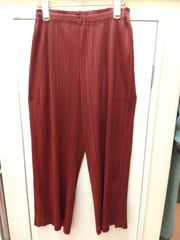 M17　プリーツプリーズ　PLEATS PLEASE　イッセイミヤケ　ボトムス　プリーツ加工　スリットあり　ワインレッドカラー　日本製　軽い　オールシーズン