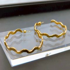 【ウェーブモチーフ】フープピアス ウェーブデザイン ゴールド マット調 大ぶり 華やか レディース