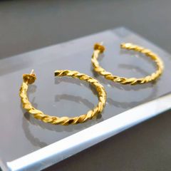 【フープモチーフ】フープピアス ツイストデザイン ゴールド マット調 華やか レディース