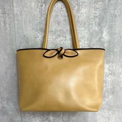【FURLA】フルラ トートバッグ リボンモチーフ レザー 本革 ベージュ キャメル 茶 ブラウンパイピング 肩掛け ロングハンドル レディース